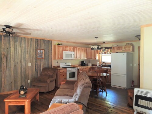 Cozy 2-bedroom cabin in lovely Diana with AC and charm