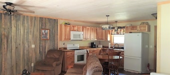 Cozy 2-bedroom cabin in lovely Diana with AC and charm