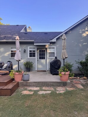 Exterior - The Green Cottage - 5 minute walk to downtown (Van Alstyne)