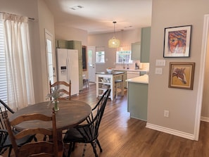 Dining - The Green Cottage - 5 minute walk to downtown (Van Alstyne)