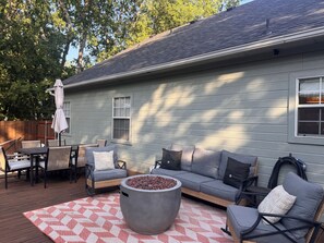 Outdoor dining - The Green Cottage - 5 minute walk to downtown (Van Alstyne)