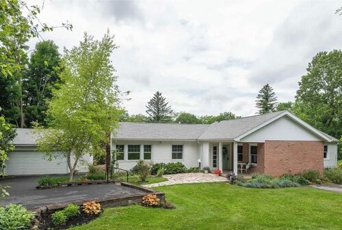 Lovely 4 Bedroom 3 Bath Ranch Home- 1.5mi to Beaver Stadium, Walkable
STR-00082