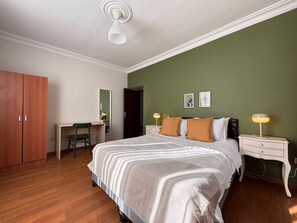 A bedroom with a bed, bedside tables, a desk, and a wardrobe. - Elegant 3BR Stay | Heart of Şişli (Istanbul)