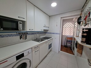 Private kitchen - A romantic spot next to the sailboats and the beach... (Almerimar)