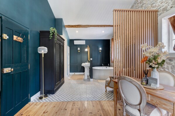 Ein Badezimmer mit Badewanne, Waschbecken und Spiegel.