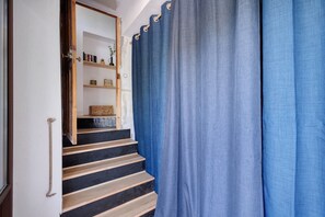 Een trap met houten treden en een blauw gordijn.