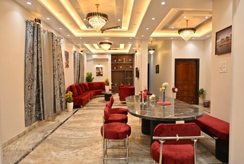 Garden Villa Sleeps 16 · 6 Beds with BBQ · Near Assi Ghat, Kandwa