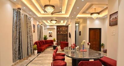 Garden Villa Sleeps 16 · 6 Beds with BBQ · Near Assi Ghat, Kandwa