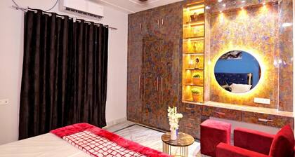 Garden Villa Sleeps 16 · 6 Beds with BBQ · Near Assi Ghat, Kandwa