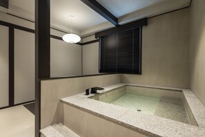Basic-Suite | Badezimmer | Haartrockner, Handtücher, Shampoo, Toilettenpapier