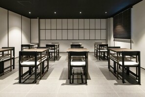 A conference room with multiple tables and chairs, a tiled floor, and a large window with blinds. - ANOOK HOTEL HWAJUNG GWANGJU TERMINAL (Gwangju)