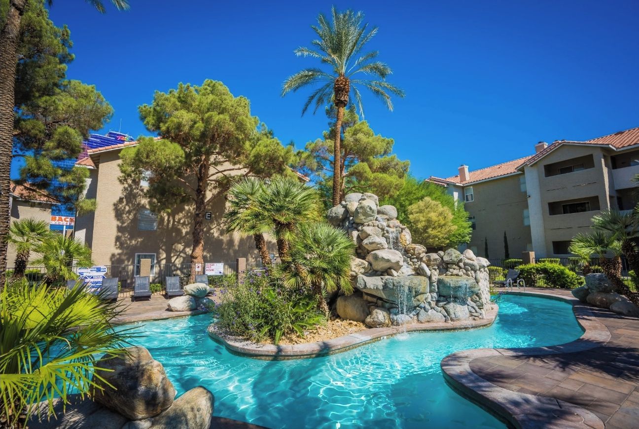 Minutes to Center Strip 2-bedroom  2 bath Pools FreeParking PrivatePatio Gym