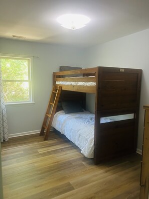 Room - Emerald Isle Family Escape - Steps to Beach & Public Dock (Emerald Isle)