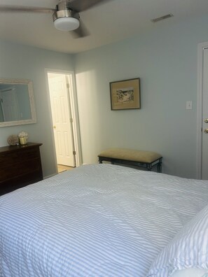 Room - Emerald Isle Family Escape - Steps to Beach & Public Dock (Emerald Isle)