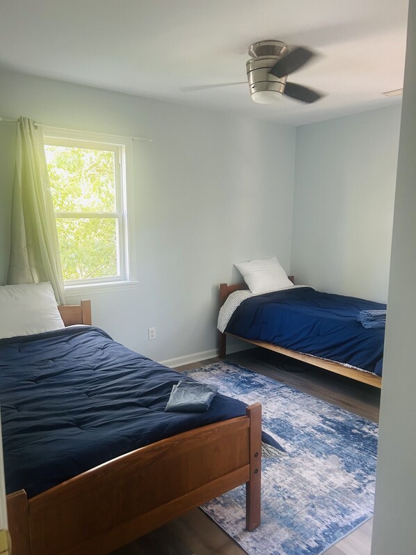 Room - Emerald Isle Family Escape - Steps to Beach & Public Dock (Emerald Isle)