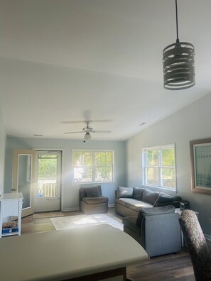 Living area - Emerald Isle Family Escape - Steps to Beach & Public Dock (Emerald Isle)