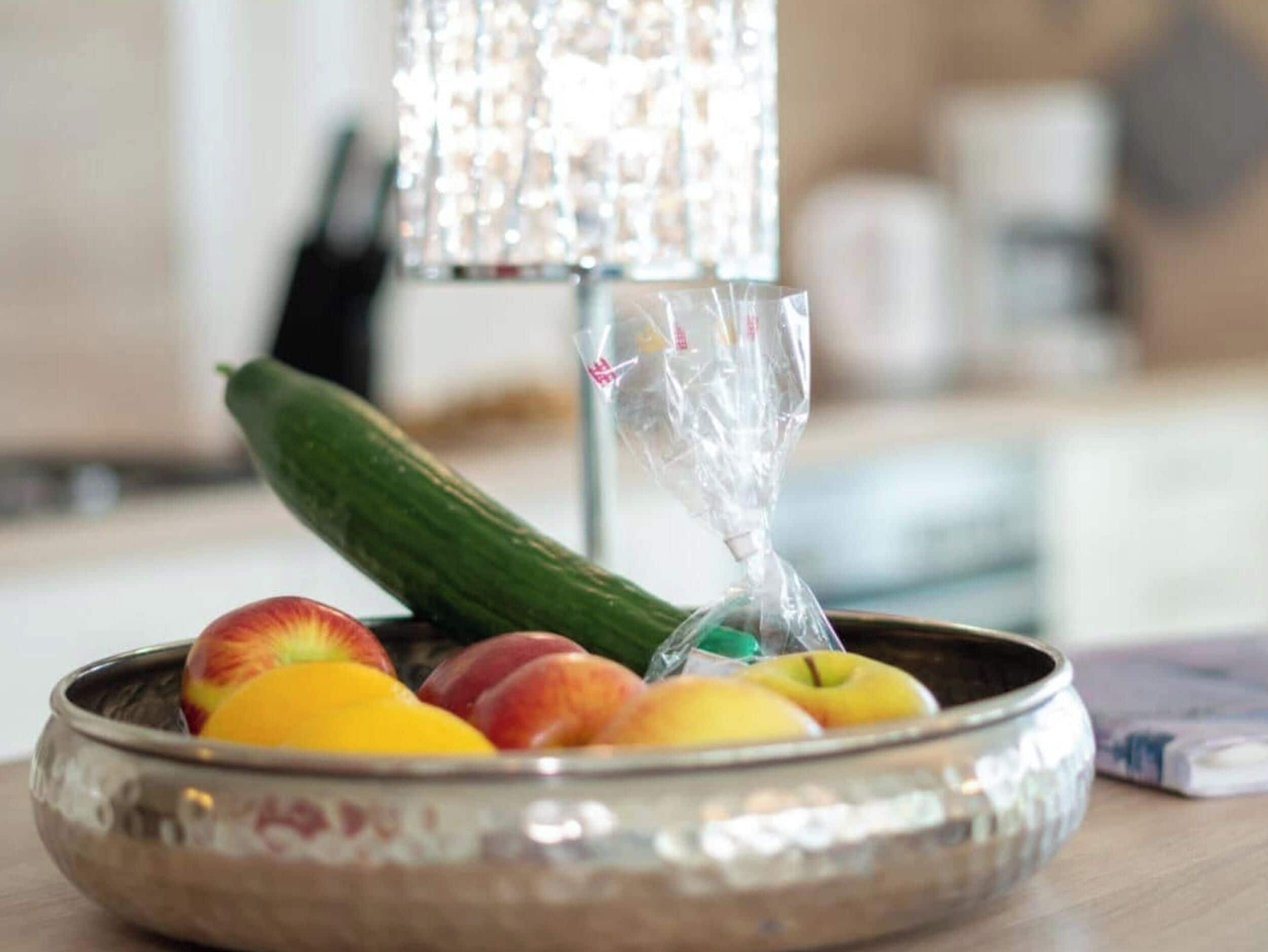 Een schaal met fruit op een houten ondergrond, met een onscherpe achtergrond.