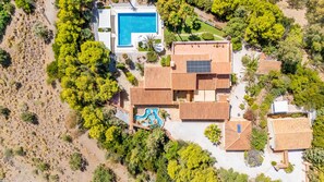 An aerial view of a residential property with a swimming pool, solar panels, and a landscaped garden. - Cubo's Villa Mirador del Mar / Private pool / Air conditioning / Sea views / Free Wi-Fi (Vélez Málaga)