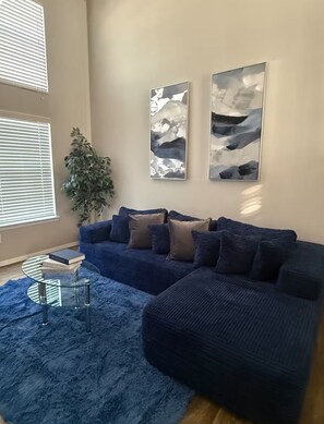 Living area - Spacious 1bdr Townhome Minutes from ATT Stadium (Arlington)