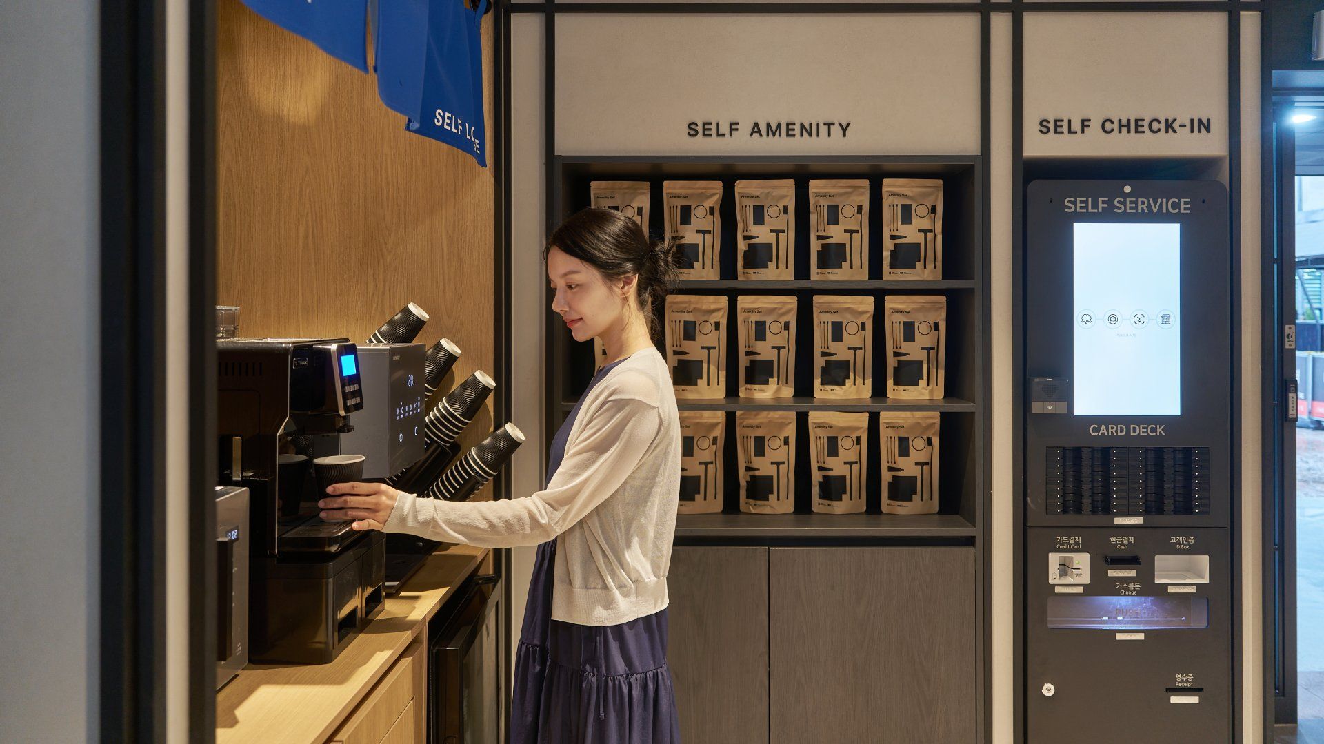 Una máquina expendedora de café con múltiples cápsulas, un quiosco de auto-registro y un distribuidor automático de tarjetas.