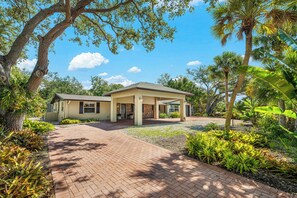 Exterior - Mins to Beach and Village, Private Oasis w/ Heated Pool (Siesta Key)