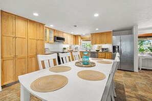 Dining - Mins to Beach and Village, Private Oasis w/ Heated Pool (Siesta Key)