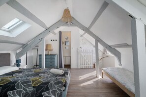 Room - Holiday home 'Gîte Ti Hélène' with private terrace, garden and Wi-Fi, 2 km from the beach (Saint-Coulomb)