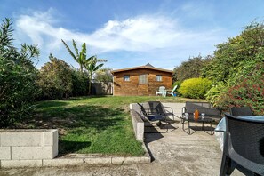 Outdoor dining - Holiday home 'Gîte Ti Hélène' with private terrace, garden and Wi-Fi, 2 km from the beach (Saint-Coulomb)