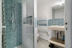 Bathroom - Holiday home 'Gîte Ti Hélène' with private terrace, garden and Wi-Fi, 2 km from the beach (Saint-Coulomb)