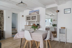 Dining - Holiday home 'Gîte Ti Hélène' with private terrace, garden and Wi-Fi, 2 km from the beach (Saint-Coulomb)