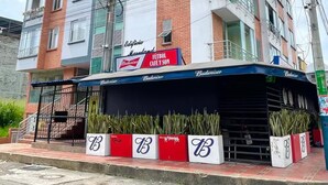 Edifício de vários andares com fachada que exibe um anúncio da Budweiser.
