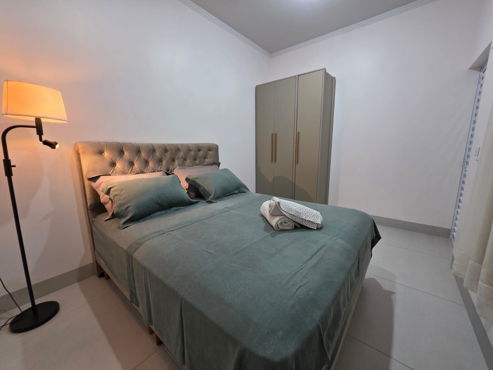 Desk, laptop workspace, iron/ironing board, free WiFi