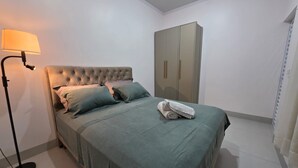 Apartemen | Meja kerja, ruang kerja ramah laptop, dan setrika/meja setrika