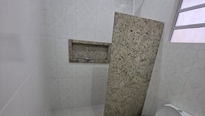 Apartemen | Kamar mandi | Handuk, sabun,  dan tisu toilet