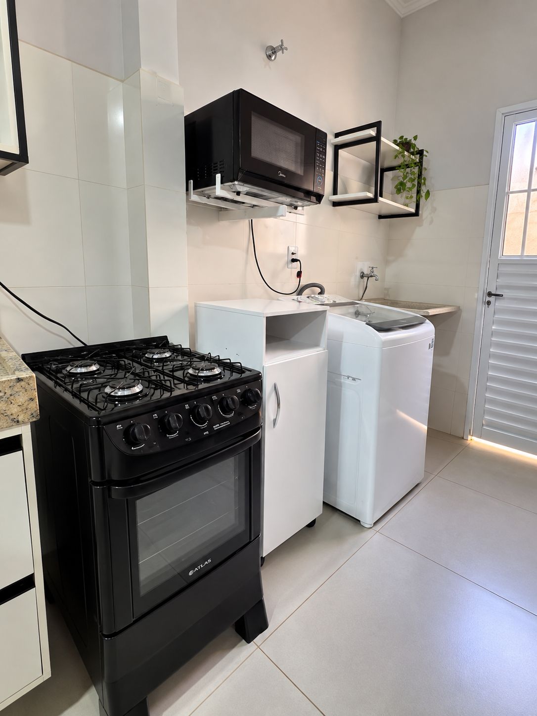 Private kitchen | Full-size fridge, microwave, oven, cookware/dishes/utensils