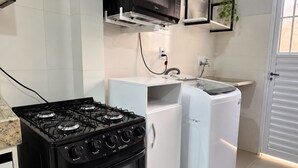 Lemari es besar, microwave, oven, dan peralatan masak/sendok-piring