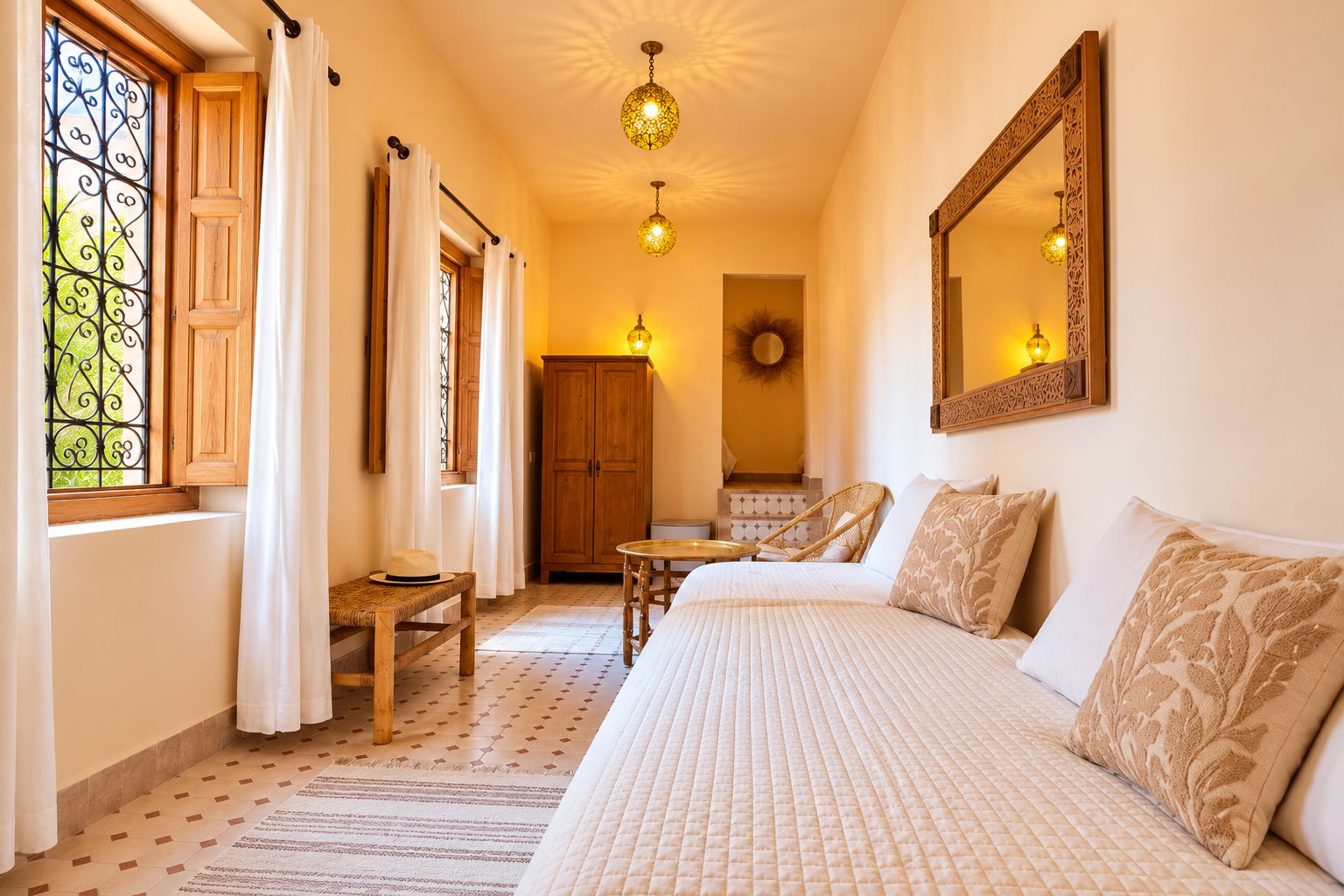 Un dormitorio con una cama grande, un armario de madera, una mesita y una silla.