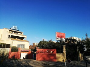 The exterior of ARC Hotel with a clear blue sky. - 10 min du centre ! Chambre Triple + Accès Piscine (Aix En Provence)