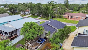 A residential area with houses, a fenced yard, and a clear sky. - Charming Home Near Macdill AFB Hot Tub Fire Pit (Tampa)