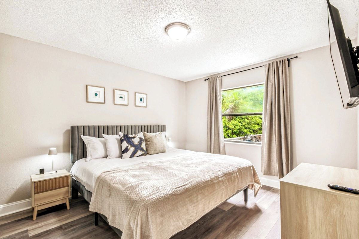 Casa, várias camas, banheira de imersão, vista para o jardim (7208 S Juanita St)
