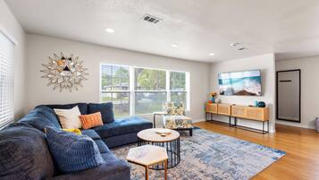 House, Multiple Beds, Garden View (4107 W Grace St) | Living area