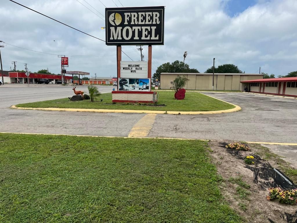 Une enseigne de motel avec un message de bienvenue et une indication du tarif hebdomadaire.