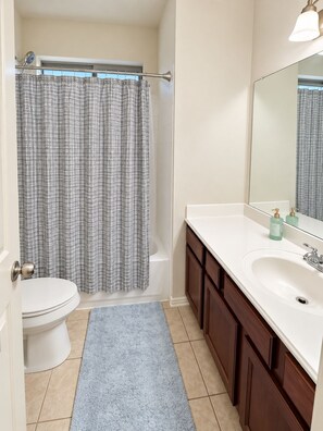Bathroom - Spacious 4-bedroom house in cool Cedar Hill with AC (Cedar Hill)