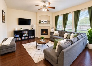 Living area - Spacious 4-bedroom house in cool Cedar Hill with AC (Cedar Hill)
