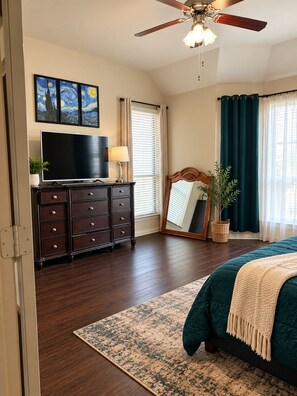 Room - Spacious 4-bedroom house in cool Cedar Hill with AC (Cedar Hill)