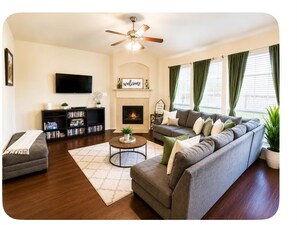 Living area - Spacious 4-bedroom house in cool Cedar Hill with AC (Cedar Hill)