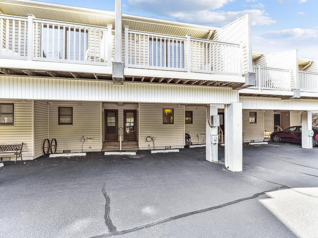 Un motel composé d’un bâtiment à deux étages, d’un espace de stationnement couvert et d’un bâtiment à un étage situé à l’arrière.