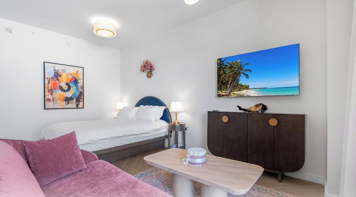 Ein Schlafzimmer mit Bett, Nachttisch und Kommode.
