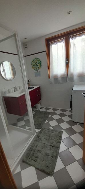 Bathroom - Vrbo Property (Sallanches)
