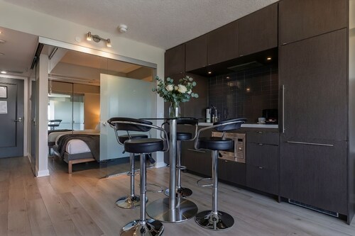 Peaceful 2BR Suite- Yorkville Living Experience